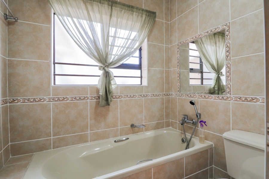 4 Bedroom Property for Sale in Fraaiuitsig Western Cape